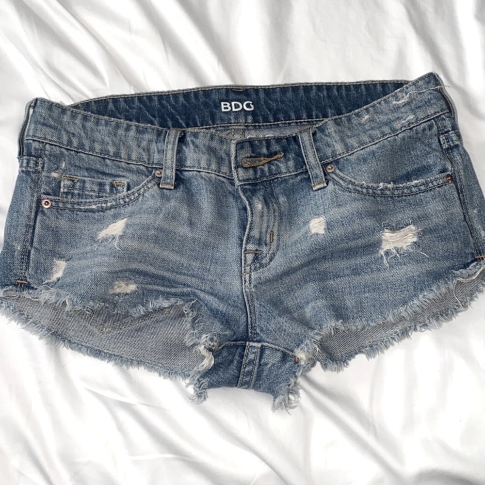 BDG MINI JEAN SHORTS SIZE 25